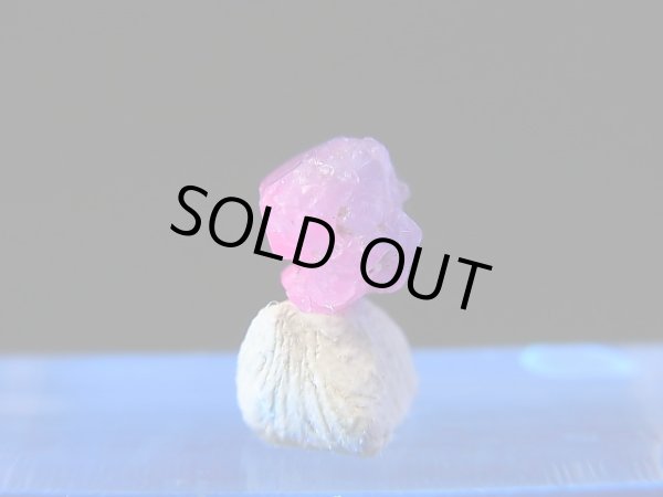 画像2: ベトナムLuc Yen産コバルトスピネル原石結晶（蛍光/カラーチェンジ） 0.8カラット