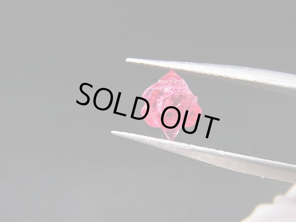 画像2: ミャンマー・モゴック産レッドスピネル双晶原石「ダビデの星」 1.4カラット