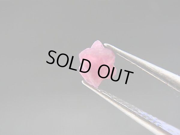 画像1: ミャンマー・モゴック産レッドスピネル双晶原石「ダビデの星」 0.7カラット