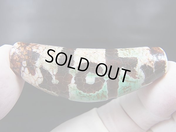 画像2: ヴィンテージ：「老緑色弓形(牛角)蓮師法器」西蔵（チベット）天珠 約56.5×20×12.5mm