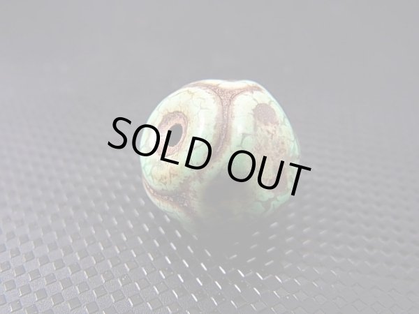 画像2: ヴィンテージ：「雪域天珠：老緑色亀甲」西蔵（チベット）天珠 直径約15×13mm