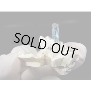 画像: ベトナム・タインホア産宝石品質アクアマリン付きカオリナイト 6.4g