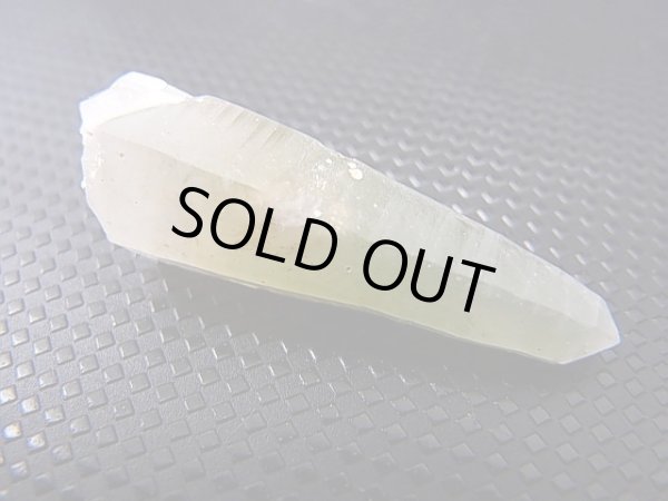 画像2: 山梨県水晶峠産トレモライト入り水晶ポイント 4.0g