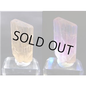 画像: タンザニア産蛍光スキャポライト原石 31.9カラット