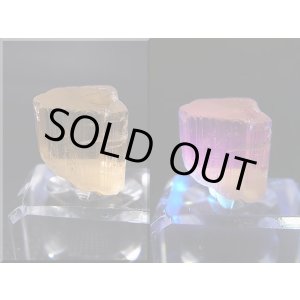 画像: タンザニア産蛍光スキャポライト原石 13.4カラット