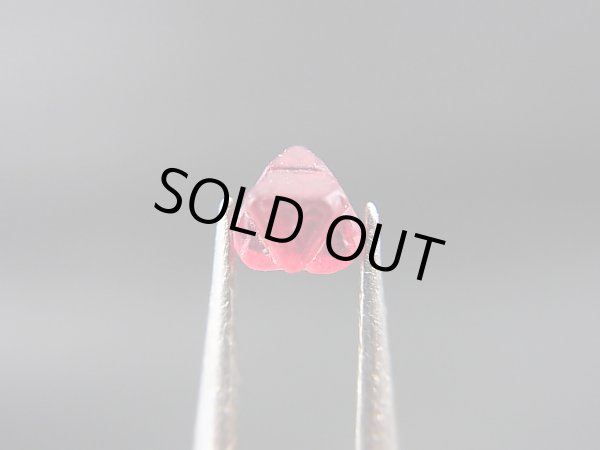 画像1: ミャンマー・モゴック産レッドスピネル双晶原石「ダビデの星」 0.3カラット