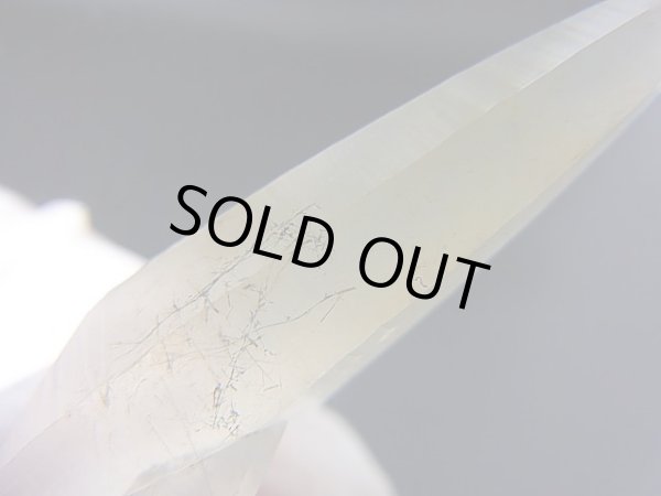 画像2: 山梨県水晶峠産トレモライト入り水晶ポイント 9.0g