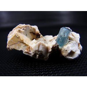 画像: ベトナム・タインホア産宝石品質アクアマリン付きカオリナイト 11.1g