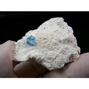 画像: ベトナム・タインホア産宝石品質アクアマリン付きカオリナイト 19.8g