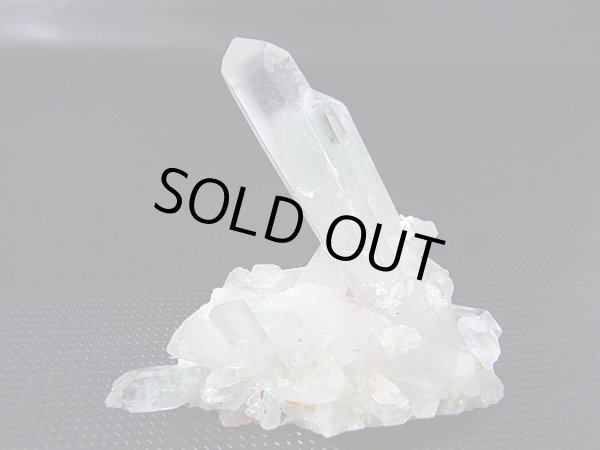 画像1: マダガスカル産フックサイトイン水晶クラスター（グリーンファントム） 52.9g