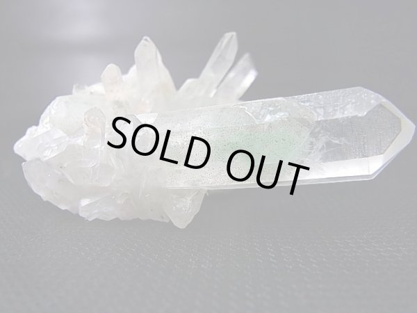 画像2: マダガスカル産フックサイトイン水晶クラスター（グリーンファントム） 52.9g