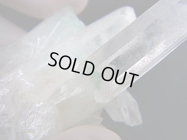 画像2: マダガスカル産フックサイトイン水晶クラスター（グリーンファントム） 30.6g