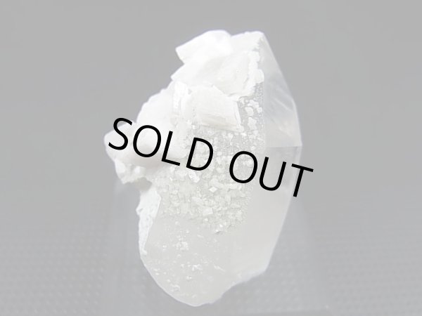 画像2: ノルウェー産アデュラリア（氷長石）付き水晶原石 31.6g