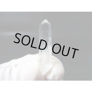 画像: 山梨県乙女鉱山産ウォータークリア水晶ポイント（角閃石/パイライト入り） 2.1g