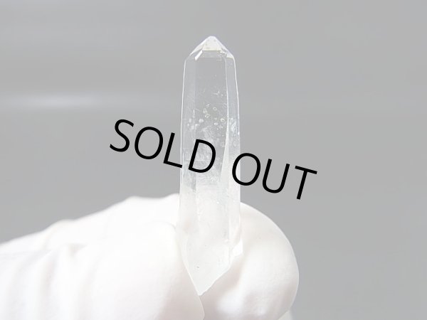 画像1: 山梨県乙女鉱山産ウォータークリア水晶ポイント（角閃石/パイライト入り） 2.1g