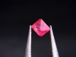 画像1: ミャンマー・モゴック産宝石質ホットピンクスピネル結晶（八面体） 0.7カラット