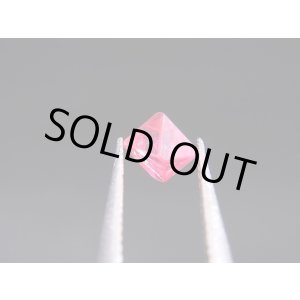 画像: ミャンマー・モゴック産宝石質ホットピンクスピネル結晶（八面体） 0.7カラット