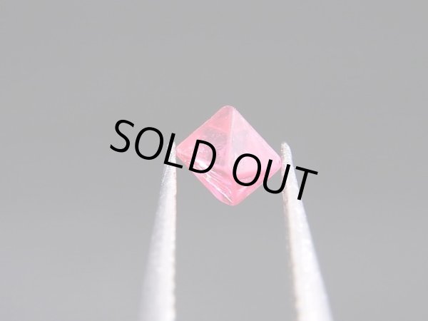 画像1: ミャンマー・モゴック産宝石質ホットピンクスピネル結晶（八面体） 0.7カラット