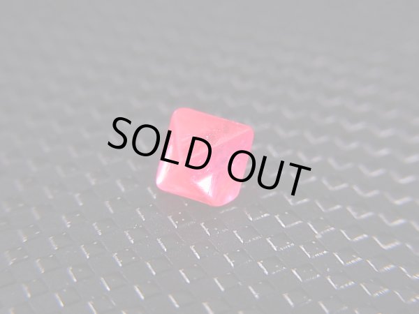 画像2: ミャンマー・モゴック産宝石質ホットピンクスピネル結晶（八面体） 0.7カラット