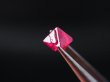 画像1: ミャンマー・モゴック産宝石質ホットピンクスピネル結晶（双晶） 0.5カラット