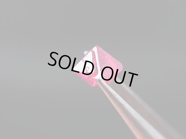 画像1: ミャンマー・モゴック産宝石質ホットピンクスピネル結晶（双晶） 0.5カラット