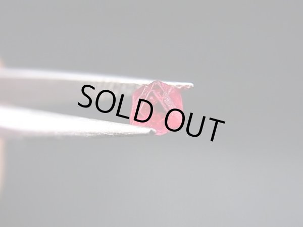 画像2: ミャンマー・モゴック産宝石質ホットピンクスピネル結晶（双晶） 0.5カラット