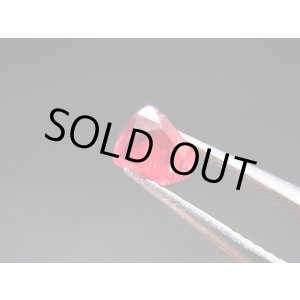 画像: ミャンマー・モゴック産宝石質レッドスピネル結晶（双晶） 0.9カラット