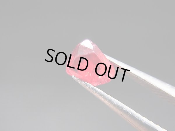 画像1: ミャンマー・モゴック産宝石質レッドスピネル結晶（双晶） 0.9カラット