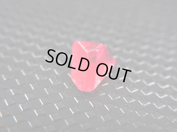 画像2: ミャンマー・モゴック産宝石質レッドスピネル結晶（双晶） 0.9カラット