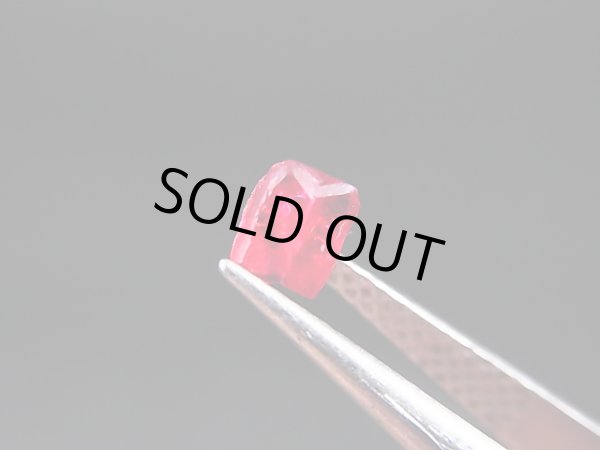 画像1: ミャンマー・モゴック産宝石質レッドスピネル結晶（双晶） 0.7カラット