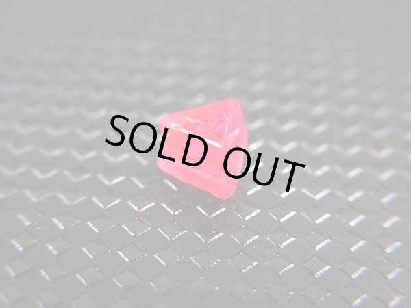 画像2: ミャンマー・モゴック産宝石質レッドスピネル結晶（双晶） 0.7カラット