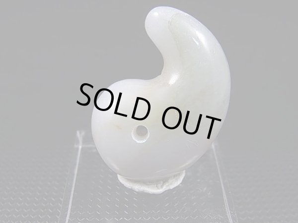 画像1: ミャンマー・カチン州産本翡翠勾玉ペンダントトップ 14.2g