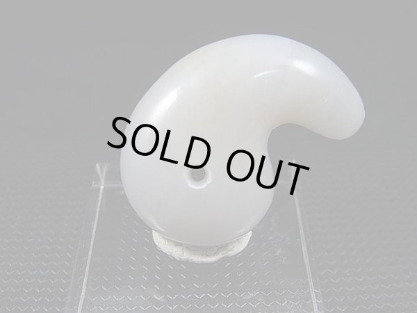 画像2: ミャンマー・カチン州産本翡翠勾玉ペンダントトップ 14.2g