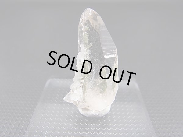 画像2: ノルウェー産アデュラリア（氷長石）付き水晶原石 6.4g