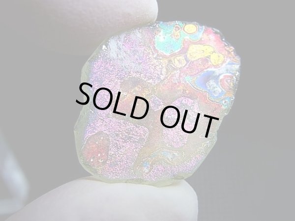 画像1: アフガニスタン産スーパーイリデッセンス・ローマングラス（ピンクオレンジ） 2.3g