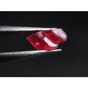 画像: ベトナムLuc Yen産ストロベリーピンクスピネル結晶（双晶） 1.5カラット