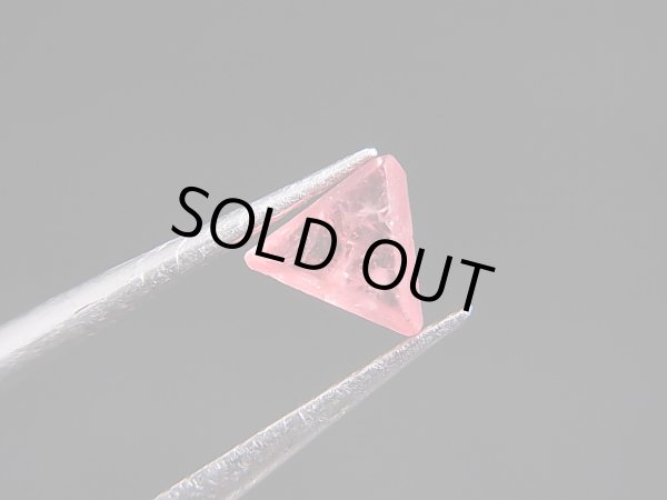 画像1: ベトナムLuc Yen産ストロベリーピンクスピネル結晶（双晶） 0.8カラット