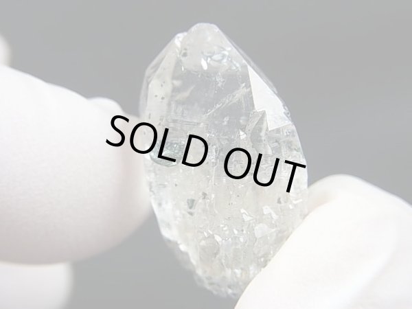 画像1: ガネーシュヒマール・ラパ産水晶原石（フックサイト＆バイオタイト/付着・内包） 6.3g