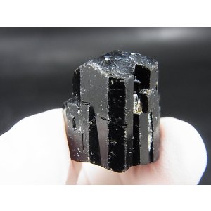 画像: ネパール・ジャジャルコット産ドラバイトトルマリン柱状結晶原石（連晶） 67.9カラット