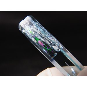画像: ジェムグレード宝石需要品質：ベトナム産アクアマリン柱状結晶原石（レインボー入り） 16.4カラット