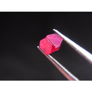 画像: ミャンマー・モゴック産宝石質レッドスピネル結晶(双晶) 0.6カラット