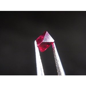 画像: ミャンマー・モゴック産宝石質レッドスピネル結晶(八面体) 0.6カラット