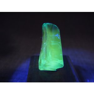 画像: 飯盛ラボストーン（IL-stone）「レアカラー：ロンドンブルートパーズカラー」（イエロー蛍光）ガラス原石 21.0カラット