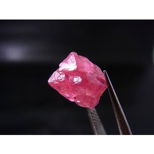 画像: ベトナムLuc Yen産ホットピンクスピネル結晶（八面体/連晶） 5.8カラット