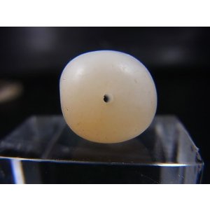 画像: 和田玉（ホータンぎょく）「羊脂白玉」オリジナルビーズ 約15×13×12.5mm