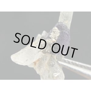 画像: ドイツ・ザクセン州産ブルーフローライトon水晶(パイライト共生) 0.8g