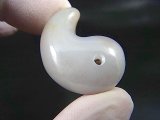 画像: ミャンマー・カチン州産本翡翠勾玉ペンダントトップ 10.2g