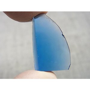 画像: 飯盛ラボストーン（IL-stone）「サファイアカラー」ガラス原石（蛍光性あり） 14.9カラット