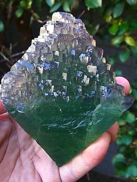 湖南省産ピラミッド型マルチカラーフローライト原石（キャビネット