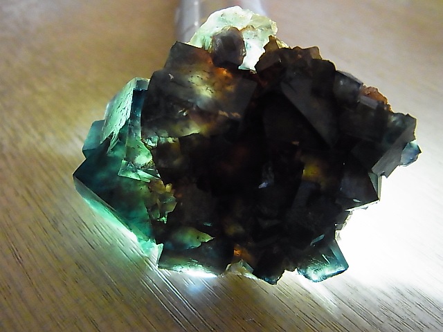画像: ナミビア・オコルス鉱山産強蛍光グリーンフローライト原石69.6g